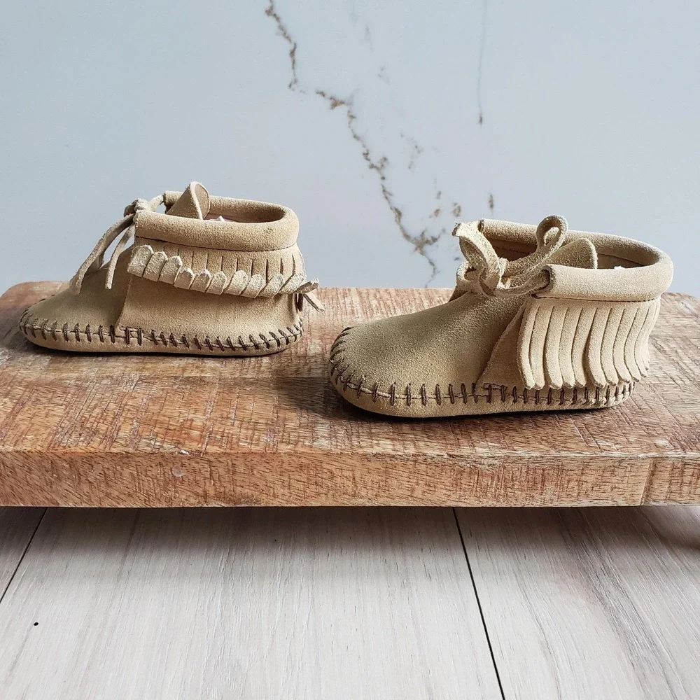 Minnetonka Moccasins Girls 4 Beige Suede Fringe‎ Ankle Soft Sole Western